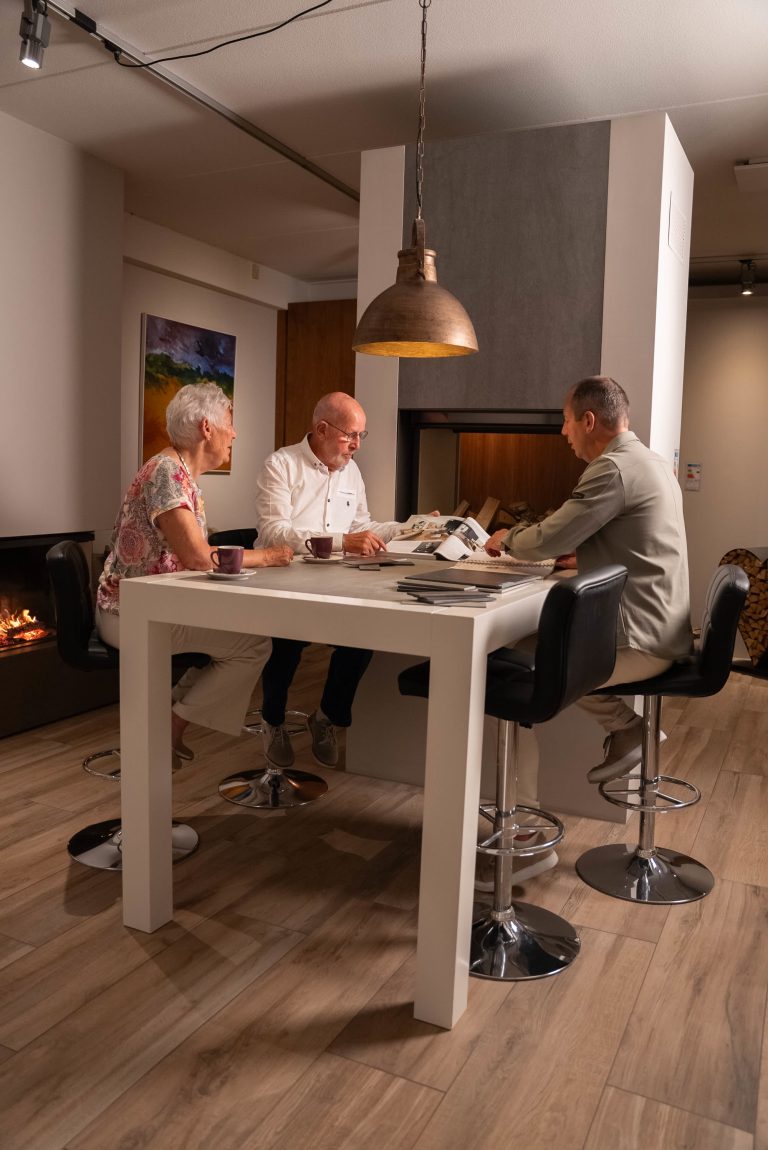 Adviesgesprek in de showroom in Almere