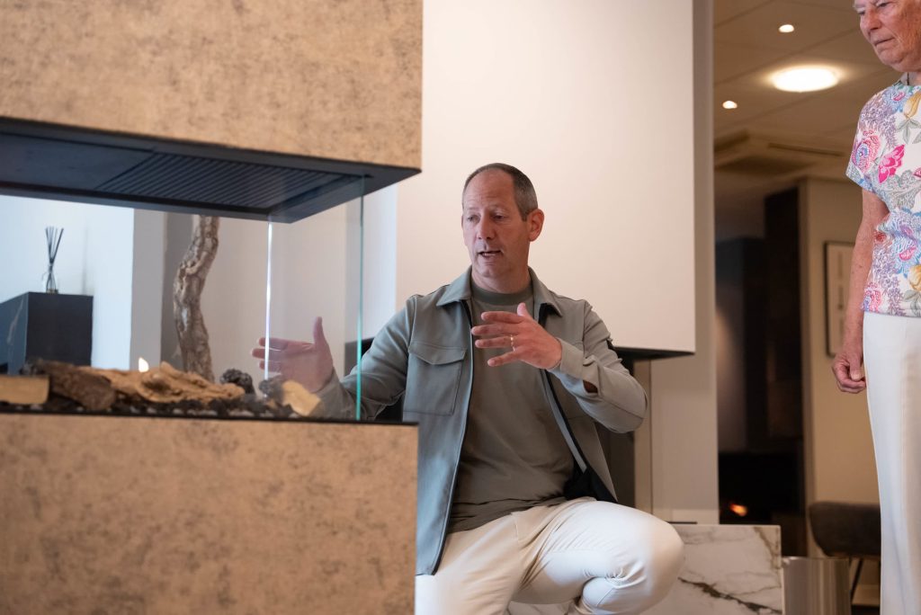 Uitleg bij een doorkijkhaard in de showroom