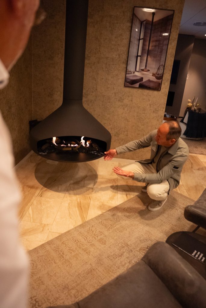 Draaibare hanghaard in de showroom