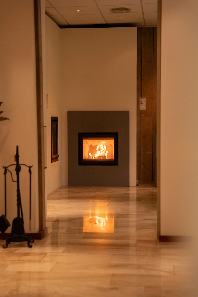 Houtkachel opgesteld in de showroom