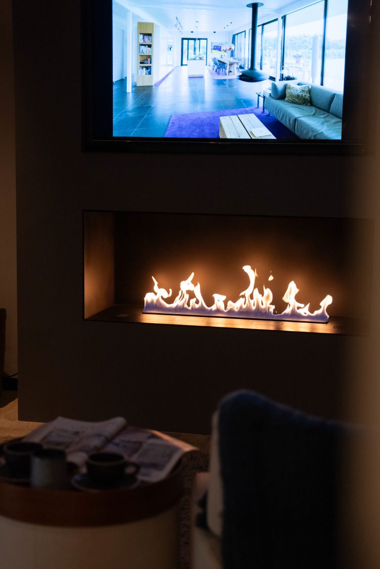 Inbouwhaard onder een televisie