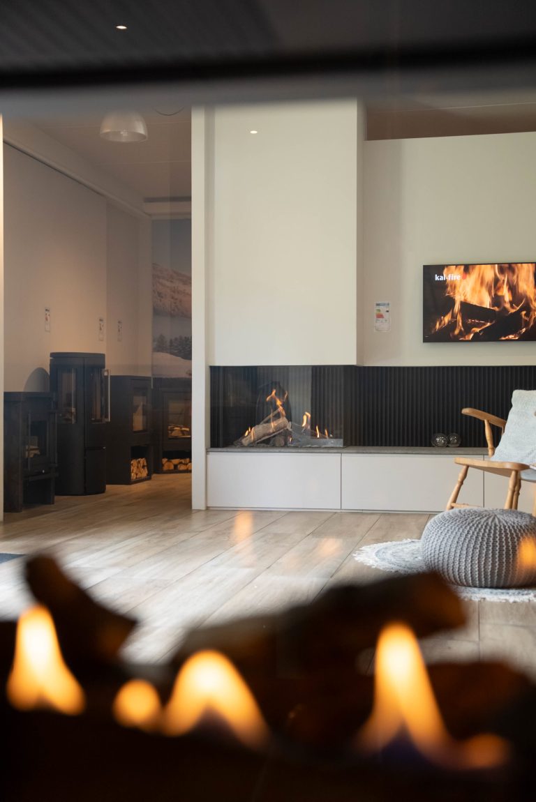 Moderne inbouwhaard in de showroom