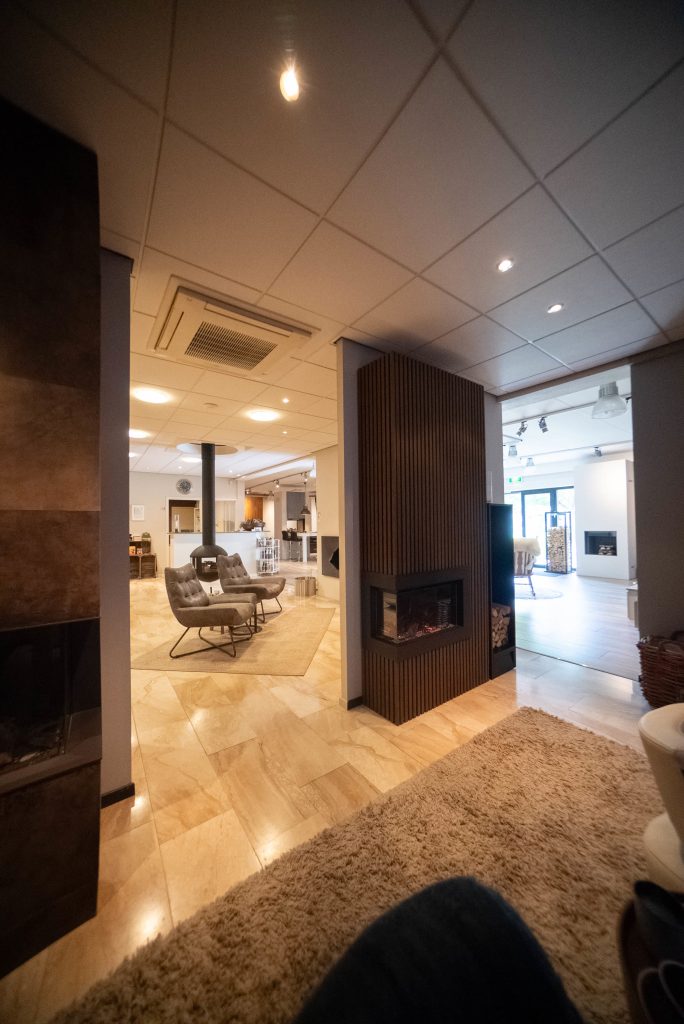 Doorkijk door de showroom in Almere