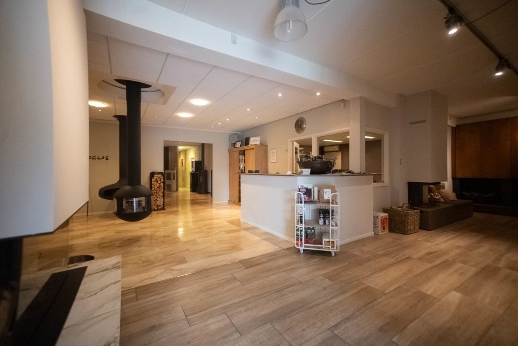 Entree en balie van de showroom