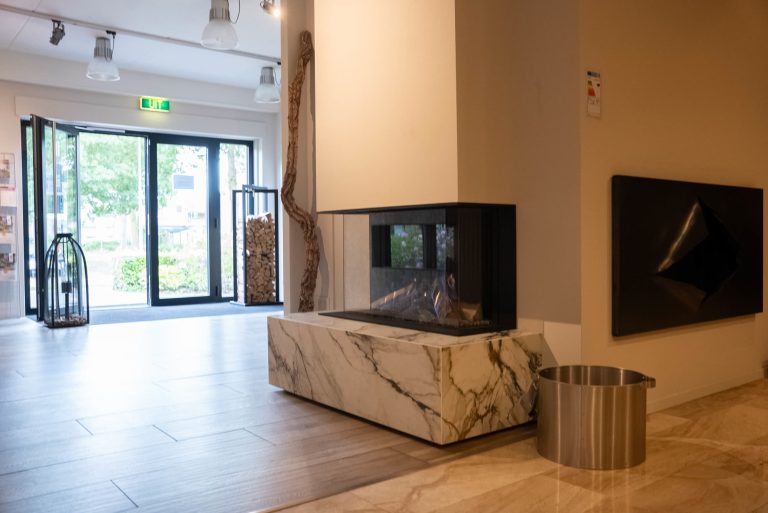 Showroom met een marmeren haardopstelling