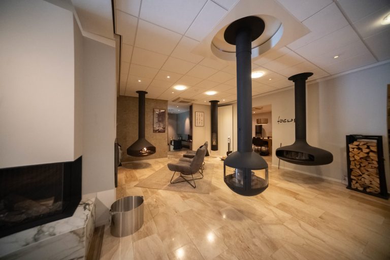 Overzicht van de showroom in Almere