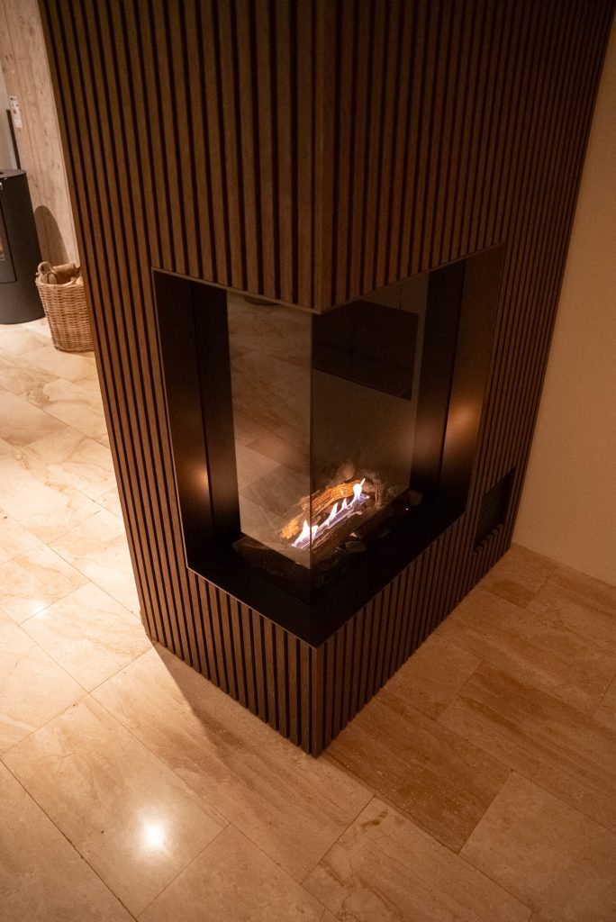 Tunnelhaard opgenomen in een houten wandafwerking