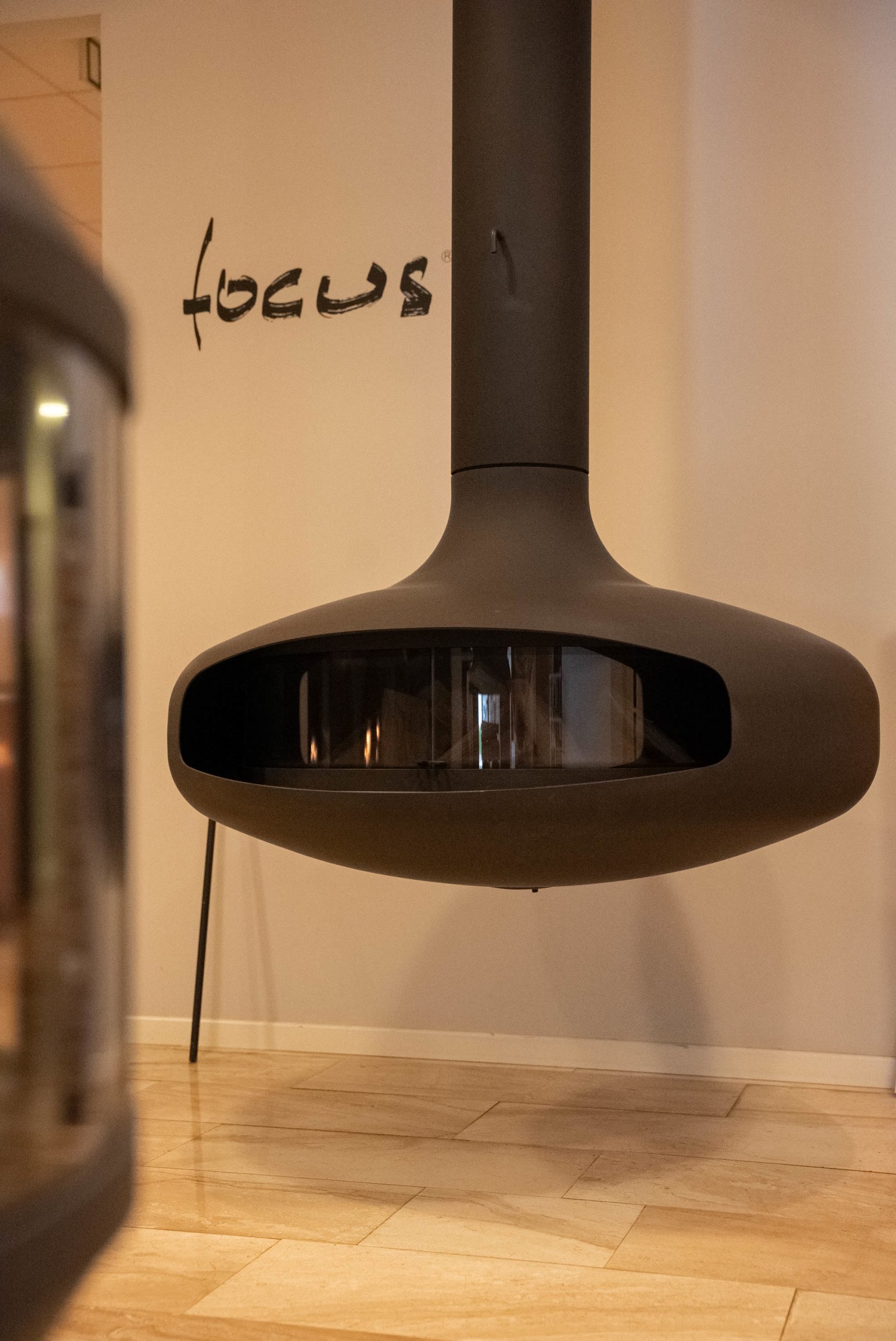 Zwarte vrijhangende haard in de showroom